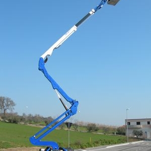 談談常見高空作業(yè)平臺車租賃價格多少
